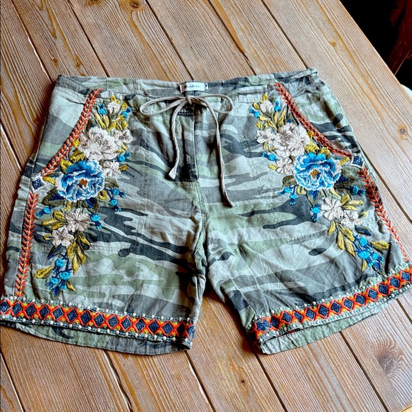 Johnny Was Pants - Medium Johnny Was Los Angeles Embroidered Camo Drawstring Shorts